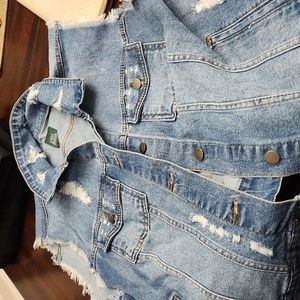 Wild Fable woman's sleeveless denim jacket